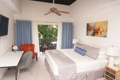 Blue Haven 1- Studio Condo near Beaches W/Pool