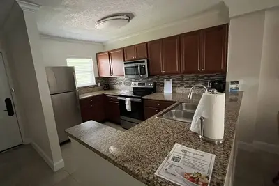 Five minutes from disney world! perfect for family sleeps up to 5-6 with balcony