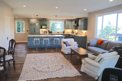 Image de Light-filled, very quiet & newly remodeled house in Madison Valley