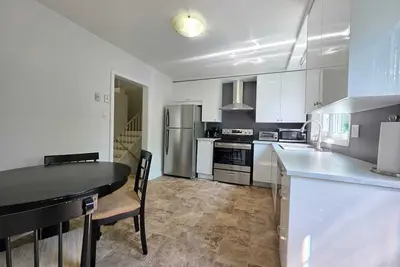 Image de Beautiful spacious 4+1 house excellent location, 2 full bathrooms parking area
