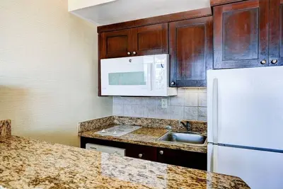 Image de Truly Oceanfront 1br condo, just steps from the beach.