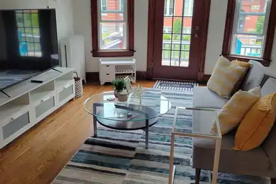 Image de Elmwood Village Elegance: 2 bedroom + dedicated office