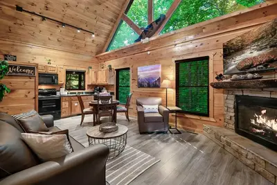 Image de Spring Sale! ! Romantic Couple's Retreat ~ Hot Tub ~ King Bed ~ Pool Table