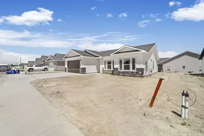 Image de ✨ Brand New construction house in Sunterra ☀️