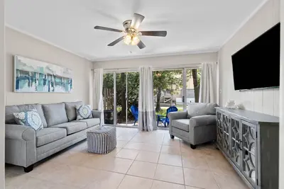 Image de 2 bedroom, walk to the Beach! Sleeps 6, outdoor games and yard space!