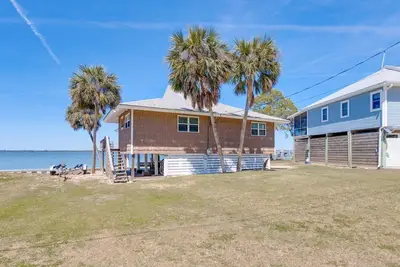 Image de Updated Alligator Point bay front home with dock. Great water and sunset views!