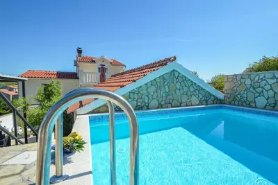 Image de Belle maison de vacances avec climatisation, piscine privée, Wifi, Tv, terrasse et parking