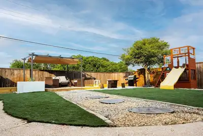 Image de Walk-in Distance to Utd\/ Backyard with playground