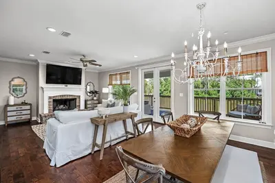 Image de Fairhope Riverhouse/ Waterfront/Private pier/Large back porch/Great for families, sleeps 12