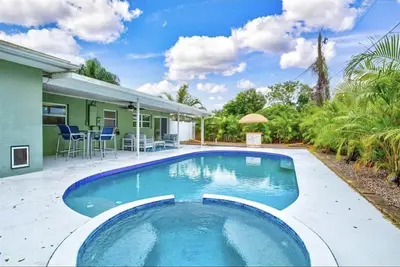 Image de 3/2 stunner w/ heated pool & hot tub paradise, minutes to beaches, No Fees!