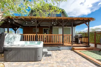 Image de 2 miles to downtown Whiskey Row! Cozy Boulder Cabin is family friendly with spa!