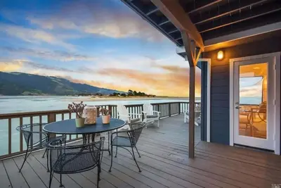 Image de Bolinas Beach Home - Over the water with spectacular views