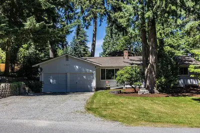 Renovated, fenced backyard, parks and trails, quiet, ideal for long term