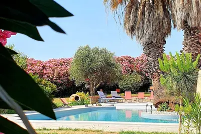 Image de Chalet/Studio dans un parc privé avec piscine
