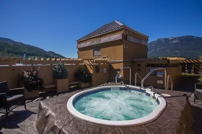 Image de 1 Bedroom Mountain View | Amazing Location!