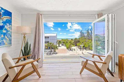 Image de Gertrude's Siesta | Oceanview Penthouse, 12-steps Beach Path, 4-min trolley to Village!