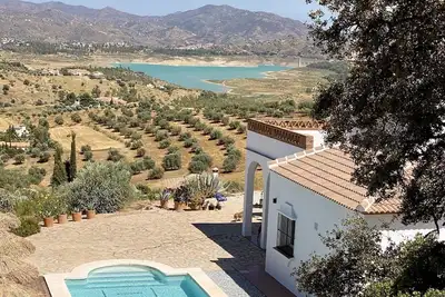 Image de Design villa, private pool, splendid Viñuela lake & Maroma mountain view, 6pers