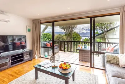 Image de Alpine Lake View Spacious Two Bedroom Apartment