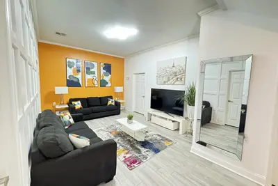 Image de This two-story modern retreat guest house is the perfect spot to rest and relax\n