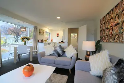 Image de Central City Apartment, Free Parking, Bay Views