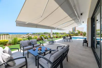 Image de By The Beach - Emerald Seaview Villa - Stunning Seaview Stay