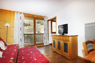 Image de Appt 2 pièces cabine 6 pers aux pieds des pistes, commerces, balcon, piscine, Wifi et parking