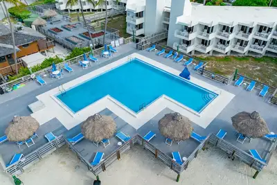Image de Ground Floor 1br with Den and Two Balconies