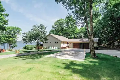 Image de Lake Charlevoix Waterfront- Boat for Rent!