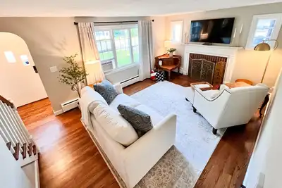 Image de Charming 3br Hilltop House, Newly Remodeled with Arcade