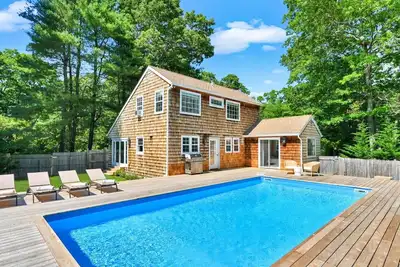 Image de Newly-Renovated Traditional on. 75 Private Acres, Backyard with Heated. . .