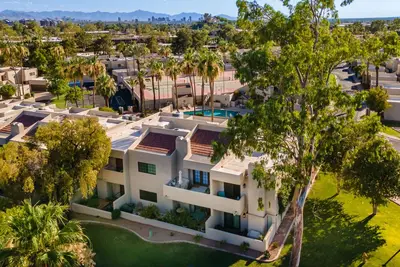 Image de Resort-Style Biltmore Townhome: Pool, Tennis, Jacuzzi, Pickleball, Gym—50ft Away