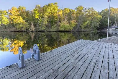 Image de 3bd Tranquil Lakefront Escape, Private Dock