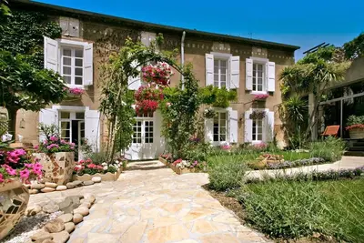 Image de L'Oustal Des Fleurs - Quatre Chambres Villa, Couchages 8