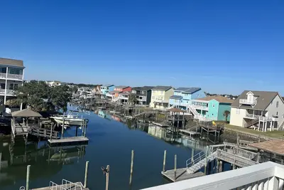 Image de Beautiful views canal house with a boat dock and a short walk to the beach.