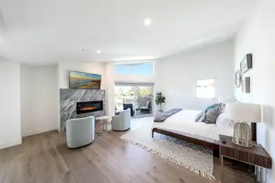 Image de Brand New Luxury Home with parking, elevator, Ac - 7 min from the beach!