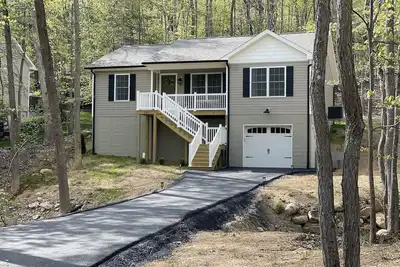 Image de Beautiful family home about 3 minutes from most resort activities (pet friendly)