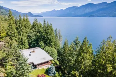 Image de Large lake front Ainsworth house