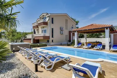 Image de Villa Novi - Cinq Chambres Villa, Couchages 12