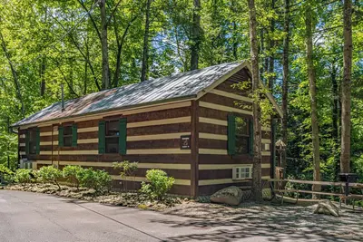 Image de Bearadise: Beautiful Stream-Side Cabin Only Minutes from Gatlinburg Strip