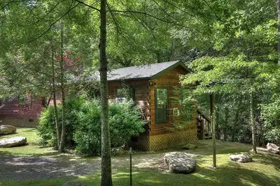 Image de Wilderness Creek: Rustic Cabin Overlooking Beautiful Mountain Stream Next-door to Gatlinburg