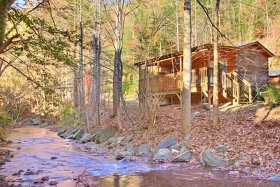 Image de Oakview: Pet-Friendly Cabin Nestled in a Secluded Wooded Area Only Minutes from Downtown Gatlinburg