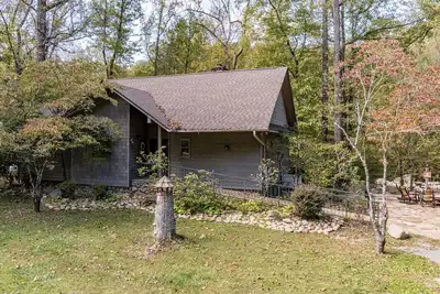 Image de Riverside: Spacious Rustic Cabin on the River 2. 2 miles from Downtown Gatlinburg