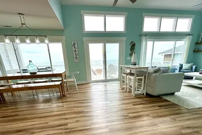 Image de 4-Bed/4-Bath Oceanfront Stunner on Ocean Isle Beach