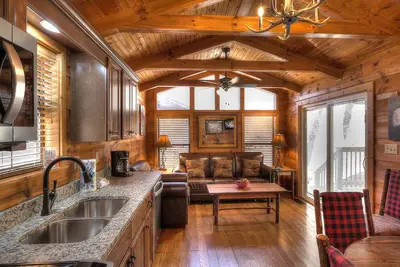 Image de Dogwood: Cozy Cabin in Wooded Area Only Minutes Away from Downtown Gatlinburg