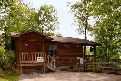 Image de Mountain Secrets: Charming Cabin nestled in the trees and only minutes from Downtown Gatlinburg
