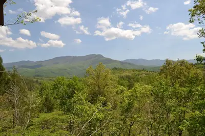 Image de Mountain Whispers: A splendid studio style one bedroom cabin with a beautiful mountain view.