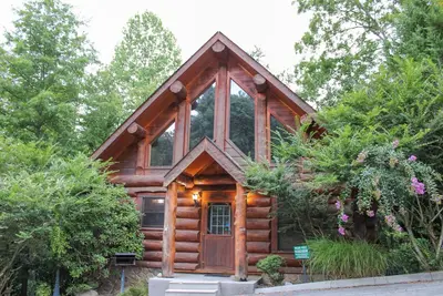 Image de Bear Feet Lodge: Riverside Cabin Just 3 Miles from Downtown Gatlinburg.