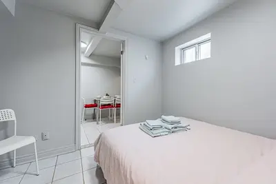 Image de Cheerful 1-bedroom 1-living-room walkout basement