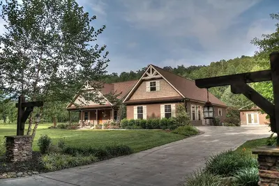 Image de The River Lodge: Breathtaking Lodge Surrounded by Picturesque Natural Beauty
