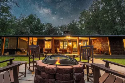 Image de Rippling Waters: Large Lodge Overlooking River with Beautiful View